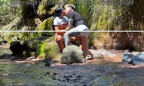 זוג חובבנים מצלמים זיון לוהט עם אח חורג ליד הנהר