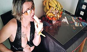 Niin, tämä nymfo stepsis leikkii villiä narttua ranskalaisessa roolipelissä.