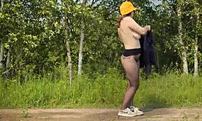 Oho, vieras naiisee likaisen webcam-mallin kanssa ulkona persepelissä.