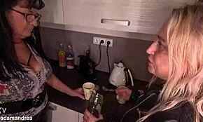 Sluit je aan bij een heet seksafspraak met mijn vriendin die grote natuurlijke tieten toont in de keuken