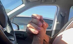 Hé, tu veux voir du flashing public risqué en voiture ?