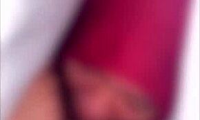 Kubánska dievka s veľkým zadkom dostane spermie na tvár