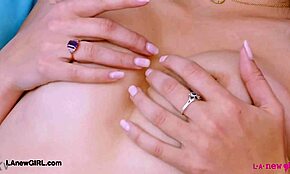 매력적인 브루넷 엄마가 섹시 바디 보여줘!