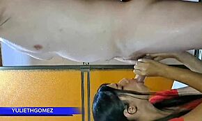 בחדר הכושר, אני נותנת בלוג'וב פרוע לחורג שלי בזמן שהמאמן צופה