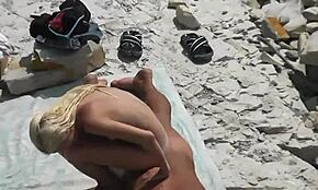 Dude, fangede denne slanke blondine i at onanere sin kæreste på stranden i dag