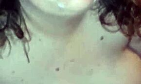 Gekrulde stiefmoeder plaagt met handjob en zuigt tot sperma haar gezicht bedekt.