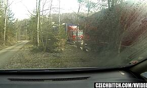 Kosmat rdečelaska vzame boleč analni za hitri denar na skriti kameri