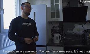 Susedka brutálne šuká chlapíka na stole, prichádza po celej tabuli z jej stisku