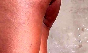 Afrikkalainen teini 18+ nuolee jättiläiskakulla märkää kermavaa pillua!