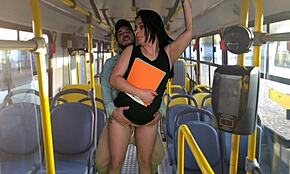 학생이 버스 안에서 공개적으로 세게 박혀.