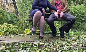 Невероятно! Моето мръсно хоби да се мастурбирам навън с огромен корем!