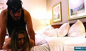 Babe Tiffany esguicha forte no punho durante casting