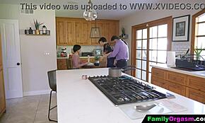 Rodzina w orgazmie - stary facet pieprzy żonę i pasierbicę