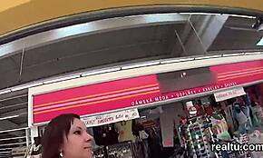 Dokonalá česká mladá 18+ zvádzaná v nákupnom centre na POV akciu