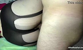 Heiße junge 18+ Amateur-Modelle lässt ihren dicken Arsch in engen Leggings bohren.