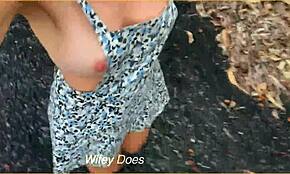 Ehefrau blitzt Sideboob in der Öffentlichkeit, so ein gewagter großer Titten Move! 😜