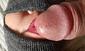 Bližnji posnetek sesanja kurca z mokrim jezikom od podrejene prijateljice v kostumu. Slepa POV z velikim kurcem in obraznim jebanjem.