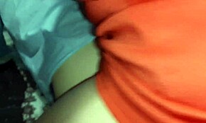 Wir wechseln uns ab, ihre enge kleine Muschi hart mit Strapon zu ficken