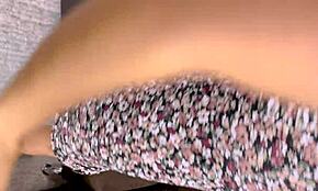 Ze vraagt wat hij wil, maar ze heeft al nee gezegd, hij rotzooit met flitsen en kontlikken in het openbaar.