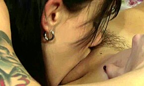 Riley Reid和Nikki Hearts作为女同完全沉迷于舔剃毛阴道