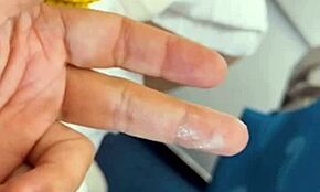 สาวเวียดนามอายุ 18+ ลอลิให้แฮนด์จ็อบเปียกในเซสชันเสือกตัวเองป่าเถื่อน