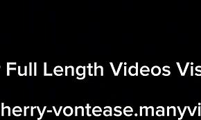 Kosmata pička BBW trese ogromno ritko v tesnih PVC hlačkah