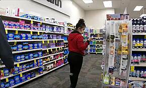 Cel mai bun din pantsing brunetă flash în public - Partea 5