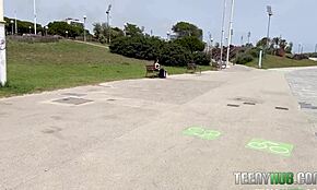 यंग लातीना अस्स क्रीमपाई होटल में