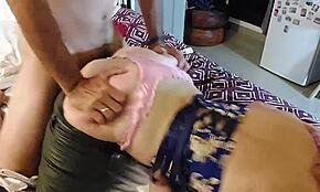 Bela kurba vrtana v satenas hlačah in črnem korzetu pes