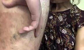 Jag sög två våta kukar i bastuhallen threesome med min fru