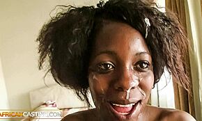 Prawdziwa czarna afrykańska dziwka bierze dużego kutasa w dupę.