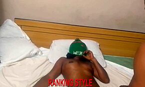 Afrikansk Babe Bøjer Sig For Våd Fisse Doggy Fuck