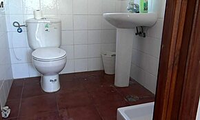 Cholera, ta zboczona macocha żąda, by jej pasierb sikał prosto przed jej oczami! Niewiarygodne!