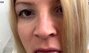 Soy una adolescente cachonda de 18+ en cosplay de Catwoman, diversión lésbica en webcam con amateurs sexys 😍