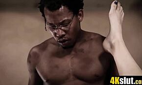 Blindfoldet søte Chloe Cherry bøyer seg for stor svart kuk-overraskelse i doggy-stil