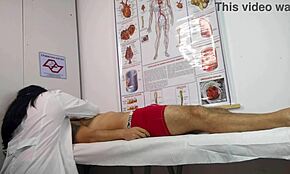 Hey, el paciente se pone duro enfrente de la enfermera