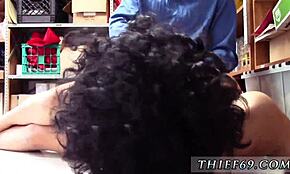 مراهقة عربية 18+ بصدر عملاق في مشهد جنسي شديد بعد القبض عليها