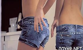 สาวน้อยสอดดิลโดใส่หีเปียกแล้วเลียตัวเองจนเสร็จ