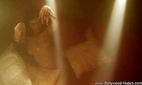 Ragazza Indiana Prova la Nudità con Spogliarello Sensuale per Amico