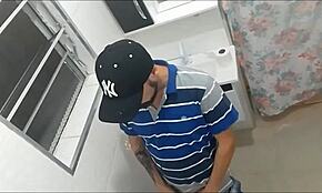 Egy idegen megdugott a bár vécéjében.