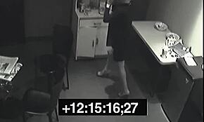 أوه، هل تصدق أنها تبولت في غداء منافستها في العمل؟