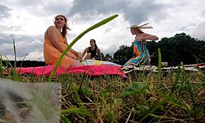 Κοκκινομάλλα Αναβοσβήνει Κώλο σε Μίνι Φούστα Έξω Κατά την Δοκιμή Εσωρούχων