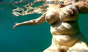 Bbw milf med hårt buske strosar naken på stranden