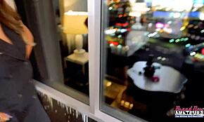 Hej, pozri si roztomilú tetovanú Pamelu Morrison ako si hrá so svojou vibračnou hračkou!