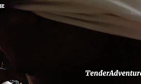 Koule hluboko v misionáři, orgasmuje hlasitě a dostává obrovský cumshot