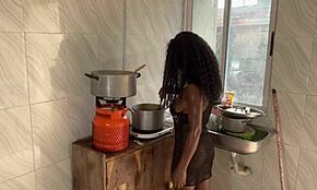 Muschi spritzt hart in der Küche beim Reiten