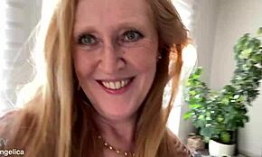 Ekstremni close-up POV milf masturbira