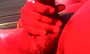 Salainen kurkistus kiihottuneeseen bbc-kehonrakentajaan masturboimassa kylpyhuoneessa leluilla.