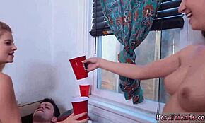 Mladá 18+ křičí v orgasmu při tvrdém kolejním večírku ruční a skupinové zábavě