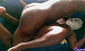Valódi orgazmus, ghánai lány szenvedélyes mély lökéseket vesz misszionáriusban és többször elélvez.